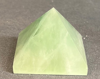 Fluorite Pyramid / Fluorite Crystal / Crystal Pyramid / Natural Crystal / Fluorite healing Pyramid / Gift