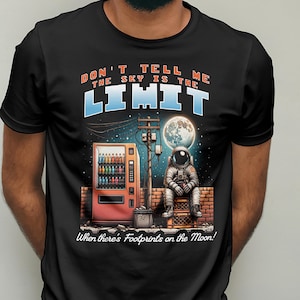 Camiseta con Huellas de Luna y Astronauta: Camiseta inspiradora para amantes del espacio, diseño de dibujos animados divertidos, camiseta "No me digas que el cielo es el límite"