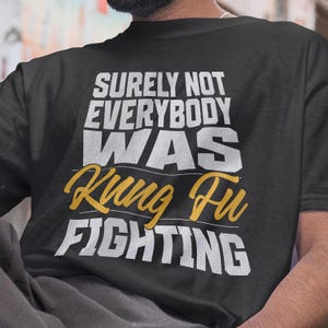 Camiseta gráfica engraçada de Kung Fu: &quot;Certamente não é todo mundo&quot; Gildan 5000 Camiseta unissex