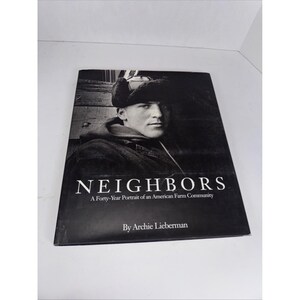 Puede incluir: Un libro en blanco y negro titulado "NEIGHBORS" presenta un retrato de un hombre con sombrero. El subtítulo dice "A Forty-Year Portrait of an American Farm Community" por Archie Lieberman. La portada es oscura con texto blanco.