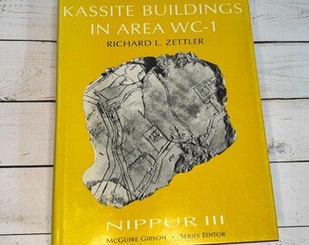 以下が含まれることがあります： リチャード・L・ゼットラー著「Kassite Buildings in Area WC-1」というタイトルのハードカバー本。明るい黄色の表紙に、詳細なグレースケールの地図イラストが描かれています。「Nippur III」というシリーズタイトルも表示されています。