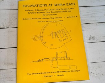 以下が含まれることがあります： 「Excavations at Serra East」というタイトルの黄色い本で、建築図面が描かれています。この本は、ブルース・ベイヤー・ウィリアムズ著のオリエンタル・インスティテュート・ヌビアン遠征の第X巻です。本の表紙には「The Oriental Institute of the University of Chicago, Chicago, Illinois」というテキストも含まれています。