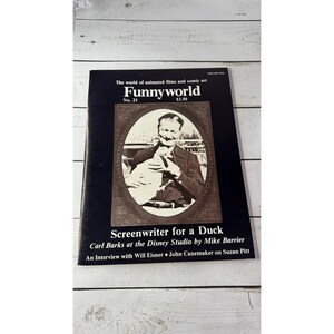 Puede incluir: Una revista vintage "Funnyworld", n.º 21, con una imagen en tonos sepia de un hombre sosteniendo un pato. La portada dice "Screenwriter for a Duck" e incluye los nombres de Carl Barks, Mike Barrier, Will Eisner, John Canemaker y Suzan Pitt.