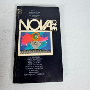 Könnte beinhalten: Ein Vintage-Taschenbuch mit dem Titel "NOVA ONE" mit schwarzem Einband. Das Cover zeigt eine farbenfrohe Illustration mit dem Text "15 kühne neue Abenteuer der größten Meister und der am schnellsten aufsteigenden Stars der Science-Fiction". Autorennamen sind aufgeführt.