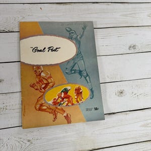 Puede incluir: Una portada de revista vintage ilustrada para "The Goal Post" con jugadores de fútbol en acción. La portada es amarilla, azul y roja con el título en un óvalo blanco.