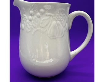 Gibson Designs witte fruitkan met reliëf 64 oz – Raised Fruit Relief Farmhouse Kitchen Decor Cottagecore serveerkan
