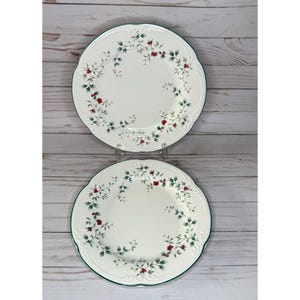 Lot of 2 Pfaltzgraff Winterberry 10&quot; Dinner Plates Christmas Holly Berry Holiday