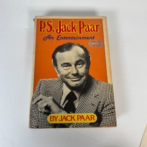 Könnte beinhalten: Ein Vintage-Buch mit dem Titel "P.S. Jack Paar An Entertainment" zeigt ein Porträt von Jack Paar auf dem Cover. Das Cover ist orange mit weißem und gelbem Text. Paar trägt einen schwarz-weiß karierten Blazer und eine schwarze Krawatte.