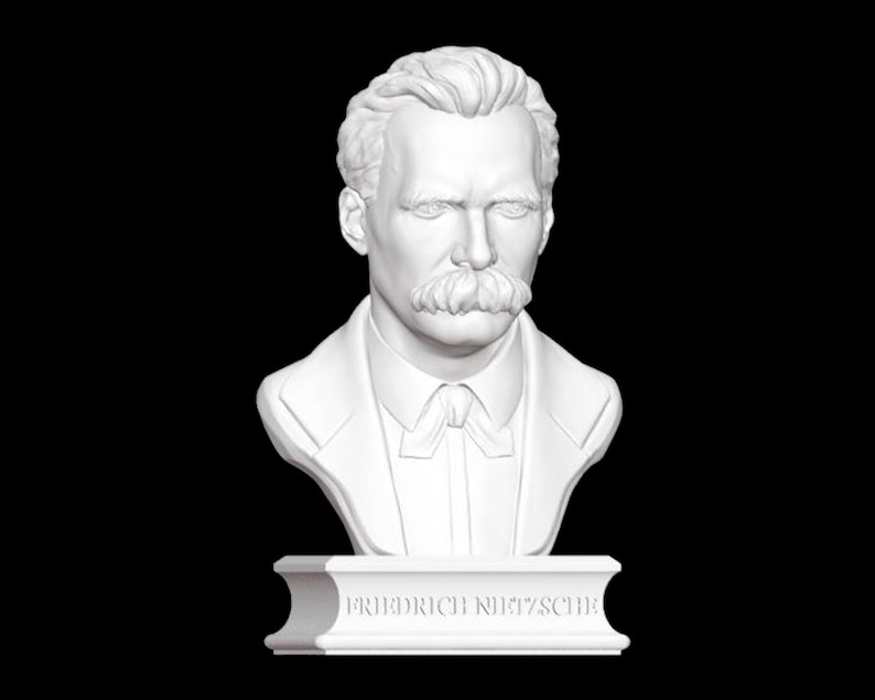 Puede incluir: Busto de escultura blanca de Friedrich Nietzsche sobre una base blanca con su nombre inscrito en la parte delantera.