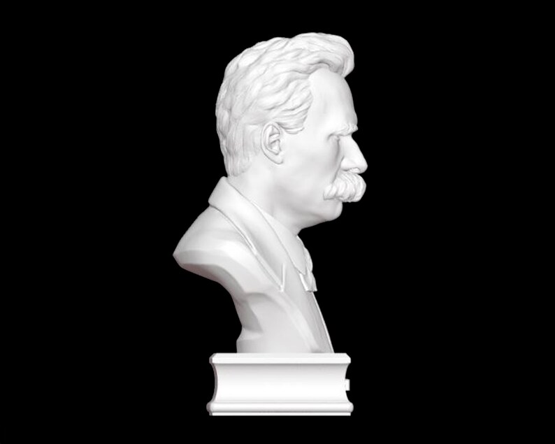 Puede incluir: Busto de yeso blanco de un hombre con bigote, sobre un pedestal blanco. El busto es una representaci&oacute;n realista de la cabeza y los hombros de una persona.