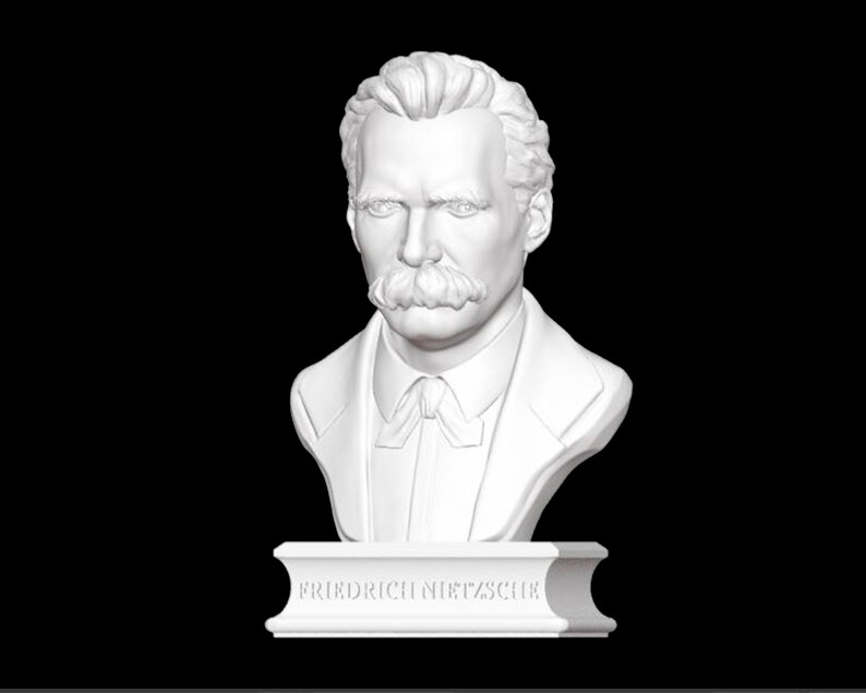 Puede incluir: Busto de escultura blanca de Friedrich Nietzsche sobre una base blanca con su nombre inscrito en la parte delantera.