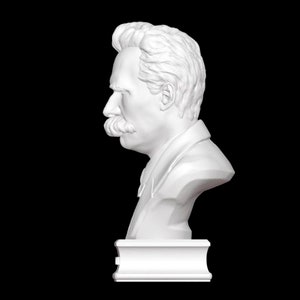 Puede incluir: Busto de yeso blanco de un hombre con bigote. El busto est&aacute; sobre un pedestal blanco.