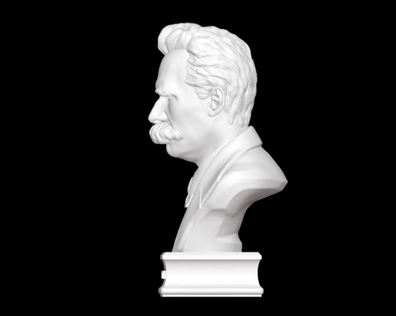 Puede incluir: Busto de yeso blanco de un hombre con bigote. El busto est&aacute; sobre un pedestal blanco.
