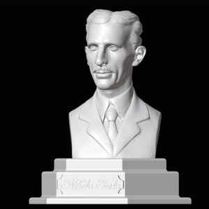 Op de afbeelding: Witte buste van Nikola Tesla op een wit voetstuk met de inscriptie "Nikola Tesla" aan de voorkant.