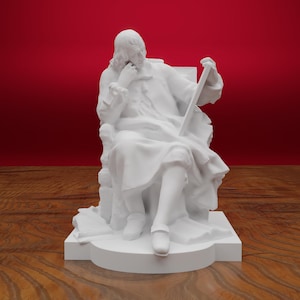 Puede incluir: Estatua blanca de una figura sentada, vestida con ropa de época, sosteniendo un bastón y con expresión pensativa. La estatua está sobre una base blanca, con un fondo rojo.