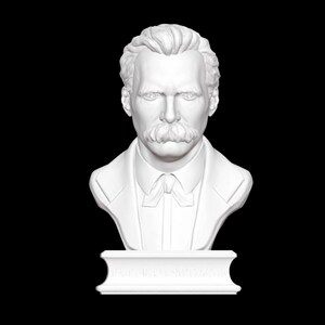 Puede incluir: Busto de yeso blanco de un hombre con bigote. El busto est&aacute; sobre una base rectangular con la inscripci&oacute;n "KARL MARX" en la parte delantera.