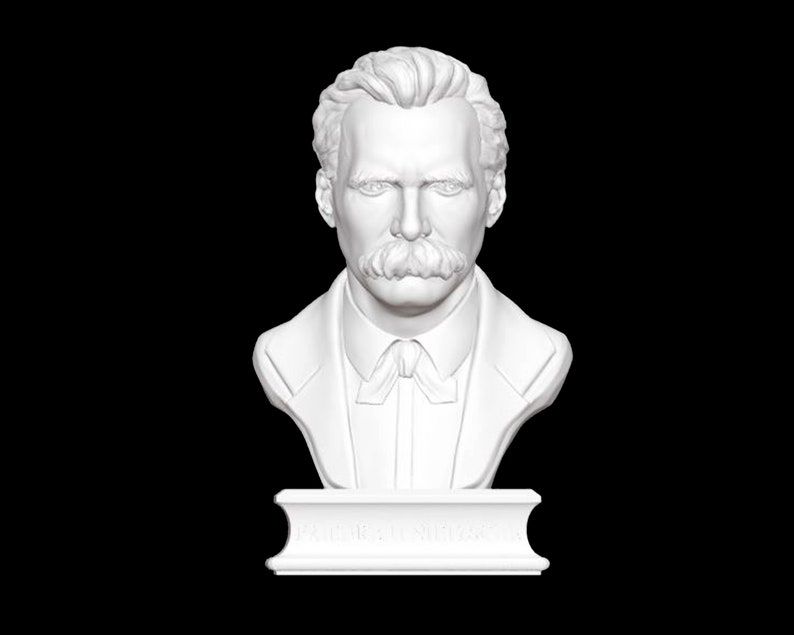 Puede incluir: Busto de yeso blanco de un hombre con bigote. El busto est&aacute; sobre una base rectangular con la inscripci&oacute;n "KARL MARX" en la parte delantera.