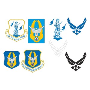 Op de afbeelding: Een verzameling blauwe en gele militaire insigne-patches. De patches tonen een Amerikaanse zeearend, een soldaat en een ster. De tekst op de patches luidt "Air National Guard" en "Air Force Reserve Command".