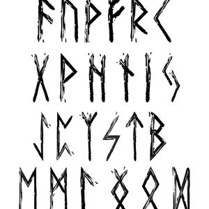 Puede incluir: Runas dibujadas a mano en blanco y negro, el antiguo alfabeto de los pueblos germánicos. Las runas están dispuestas en orden alfabético, con cada runa representando una letra diferente. Las runas están dibujadas en una fuente en negrita y estilizada.