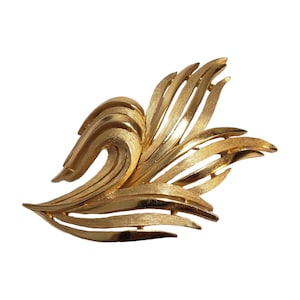 Vintage Collectible SIGNED Trifari Gold Tone Large Floral Flower Brooch Pin Textured Leaves