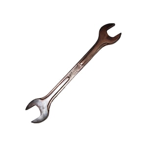 Peut inclure: Une clé de couleur bronze avec des extrémités ouvertes, légèrement inclinées. La clé porte l'inscription "WILLIAMS USA" sur le manche. C'est un outil pour serrer ou desserrer les écrous et les boulons.