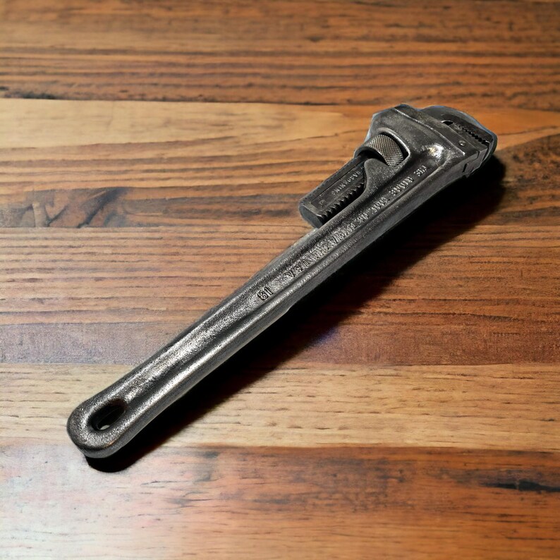 Puede incluir: Una llave inglesa de plata con el texto "MADE IN THE U.S.A. 12" impreso en el mango.