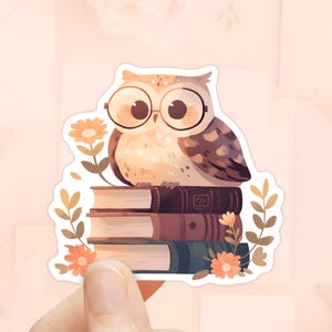 Pegatina de búho lindo sobre libros, flores de primavera, vinilo resistente al agua, regalos para amantes de los libros, pegatinas para Kindle, pegatinas de lectura, amantes de los búhos, regalo para bibliotecarios