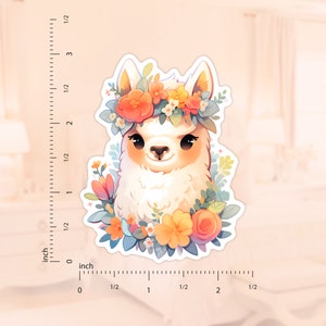 以下が含まれることがあります： ピンク、オレンジ、黄色の花でできた花冠をかぶった、かわいい漫画のラマ。ラマは白く、茶色の目とピンクの鼻をしています。背景は薄いピンクです。