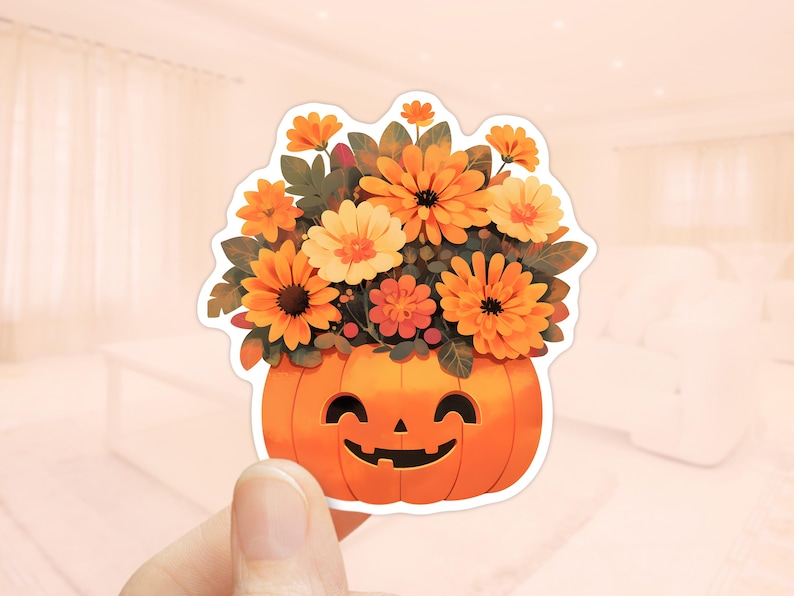K&ouml;nnte beinhalten: Ein l&auml;chelnder orangefarbener K&uuml;rbis mit Stiel, gef&uuml;llt mit einem Strau&szlig; orangefarbener, gelber und brauner Blumen.