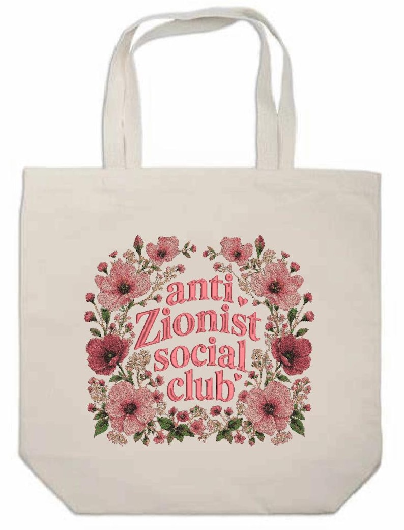 K&ouml;nnte beinhalten: Cremefarbene Tragetasche mit dem Text "anti Zionist social club" in Rosa, umgeben von einem floralen Kranz. Die Blumen sind rosa und rot, mit gr&uuml;nem Laub.