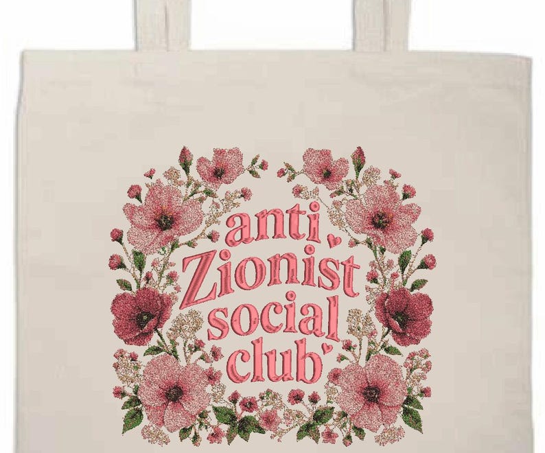 K&ouml;nnte beinhalten: Cremefarbene Tragetasche mit dem Text "anti Zionist social club" in Rosa, umgeben von einem floralen Kranz aus rosa und roten Blumen. Die Tasche hat zwei cremefarbene Griffe.