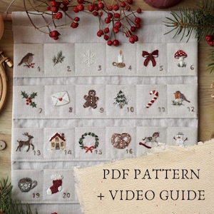 Könnte beinhalten: Ein Adventskalender aus Leinen mit gestickten Weihnachtsmotiven, darunter ein Vogel, eine Schneeflocke, eine Kerze, eine Schleife, ein Pilz, Stechpalme, Lebkuchenmann, Zuckerstange und Schneemann. Der Text "PDF PATTERN + VIDEO GUIDE" ist sichtbar.