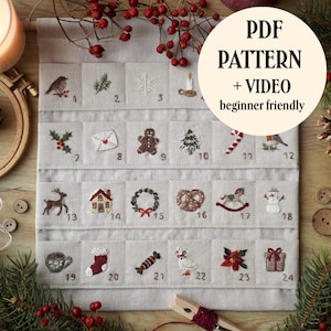 Könnte beinhalten: Ein beigefarbener Stoff-Adventskalender mit vierundzwanzig gestickten Weihnachtsmotiven wie Vogel, Schneeflocke, Lebkuchenmann und Schneemann, jeweils nummeriert. Der Text auf dem Bild lautet: PDF PATTERN + VIDEO beginner friendly.
