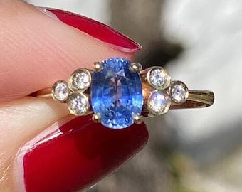 Anel vintage em ouro 9 quilates com safira e diamantes