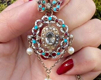 Collar con colgante de luto con medallón de turquesa y granate de cristal de roca esmaltado estilo victoriano antiguo.