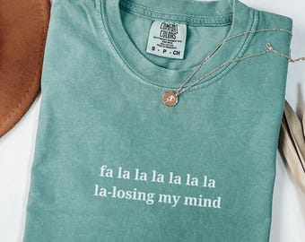 Camiseta "Fa La La Losing My Mind" de Comfort Colors®, divertida camiseta navideña de la generación Z, camiseta con sarcasmo navideño, camiseta moderna para mamás, camiseta con TDAH