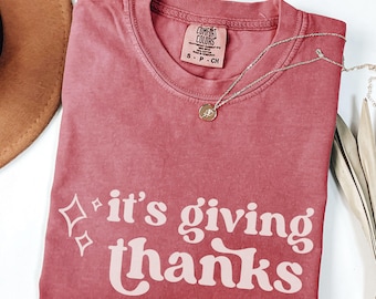Camiseta "It's Giving Thanks", divertida camiseta de Acción de Gracias para mujer, unisex, para el Día del Pavo, humor otoñal, ropa para el Día de Acción de Gracias, temporada de otoño.