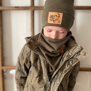 Hipster Beanie und Dreieckloop Dino Label nach Wunsch Farbwahl Früherjahr Übergang Sommersweat Junge Mädchen Unisex Bild 3