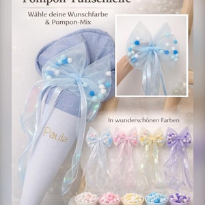 Könnte beinhalten: Eine hellblaue Schultüte mit einer Tüllschleife und Pompons. Die Tüte ist mit dem Namen "Paula" personalisiert. Zusätzliche Schleifen in Rosa, Gelb und Lila werden angezeigt. Der Text auf dem Bild lautet "Gestalte deine individuelle Pompon-Tüllschleife".