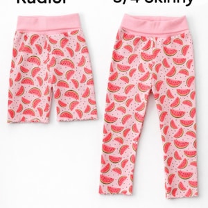 Könnte beinhalten: Rosa Radler-Shorts und 3/4 Skinny-Leggings, beide mit Wassermelonen-Scheibenmuster. Die Shorts haben einen gewellten Saum, während die Leggings einen geraden Saum haben. Beide haben einen rosa Bund.