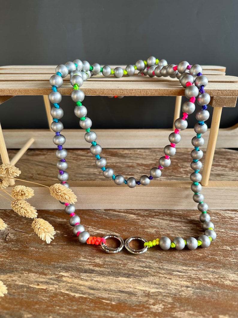Handykette aus Holzperlen zum umhängen Handyband Schlüsselanhänger Perlenkette Schultergurt Holzperlen Boho Style Geschenk für Sie Silber