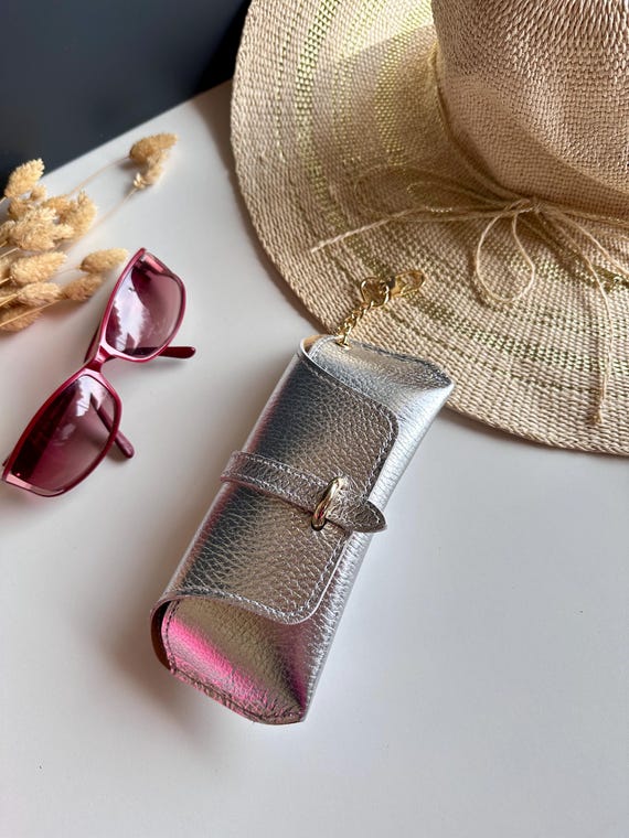 Leder Brillenetui mit Anhänger | Sonnenbrillen Etui Leder | Kleine Leder Tasche | Minimalistisches Etui | Brillenetui Damen Geschenk für Sie