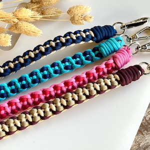 Makramee Wechselgurt für Taschen – Bunter Paracord Schulterriemen | Personalisiert mit Anhänger Handgefertigt 95 cm | Geschenk für Sie