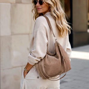 Bolsa Hobo de Camurça – Bolsa Transversal de Couro Italiano, Bolsa de Ombro Minimalista, Bolsa de Camurça Despojada – Presente Ideal para Ela