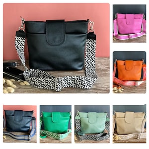 Puede incluir: Un conjunto de nueve bolsos bandolera en varios colores, incluyendo negro, rosa, naranja, azul, verde, menta y beige. Cada bolso presenta una correa estampada única.