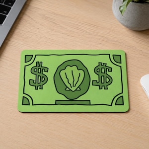 Puede incluir: Una alfombrilla de ratón rectangular con fondo verde claro y una ilustración en verde oscuro de una concha estilizada centrada entre dos signos de dólar grandes. El diseño incluye líneas de borde y acentos en verde oscuro.