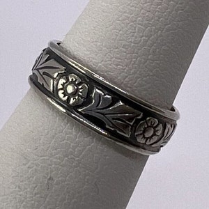 925 Sterling silver band flower pattern ring size 4