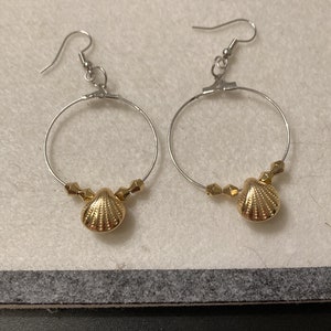 Seashell charm hoop earrings