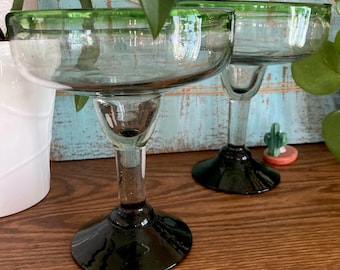 Juego de 2 copas de margarita/martini mexicanas de vidrio burbuja soplado a mano, color verde y transparente.