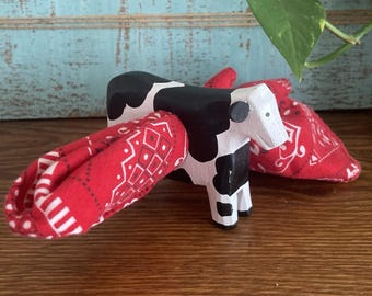 Vintage 4-delige handgemaakte rode bandana servetten met koeienvormige servetringen, landelijke boerderijstijl.